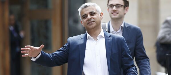 London's Mayor elect, Sadiq Khan, goes to shake hands with a passer-by as he leaves Southwark Cathedral in London, Britain, May 7, 2016. London's Mayor elect, Sadiq Khan, goes to shake hands with a passer-by as he leaves Southwark Cathedral in London, Britain, May 7, 2016. - Sputnik Moldova-România