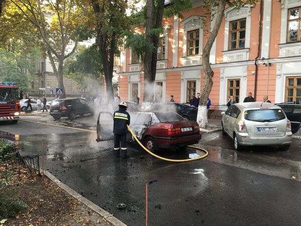 Машина загорелась во время езды, Кишинев Машина загорелась во время езды, Кишинев - Sputnik Moldova