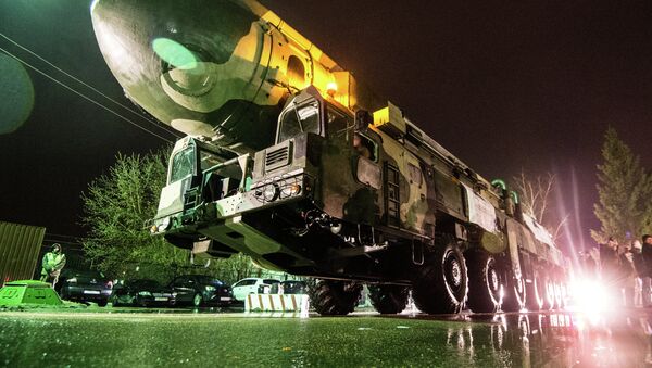 Траспортировка пусковой установки Тополь на ВДНХ - Sputnik Moldova-România