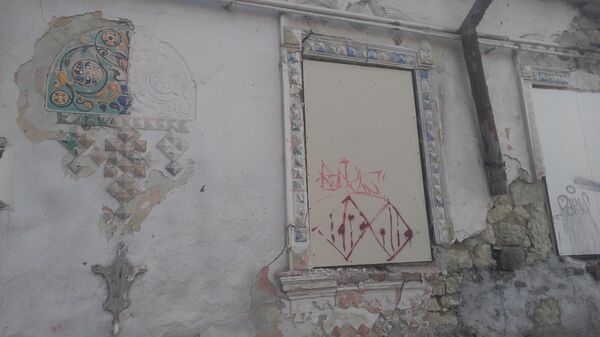 Майолика на доме на углу улиц Александри и Микле, 2017 год, Кишинев Майолика на доме на углу улиц Александри и Микле, 2017 год, Кишинев - Sputnik Молдова