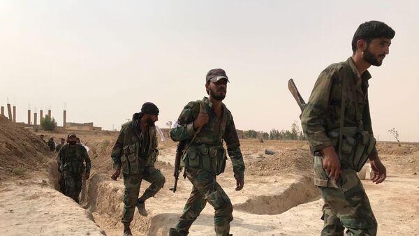 Сирийская армия и бойцы народного ополчения во время наступления в районе Джафра в Дейр-эз-Зоре - Sputnik Молдова