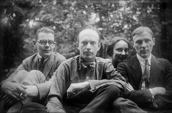 Михаил Булгаков (справа на фото), Любовь Белозерская (вторая справа) и Сергей Топленинов (слева) и Николай Лямин  - Sputnik Молдова