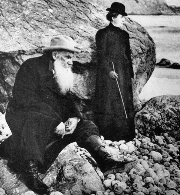 Писатель Лев Толстой с дочерью Александрой - Sputnik Молдова