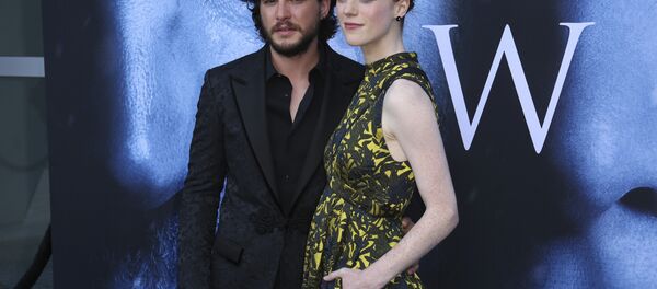 Актеры Кит Харингтон и Роуз Лесли объявили о помолвке - Sputnik Молдова