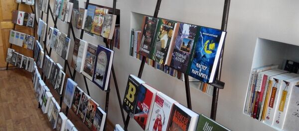 Книги, подаренные Домом русского зарубежья Славянскому университету Молдовы - Sputnik Молдова