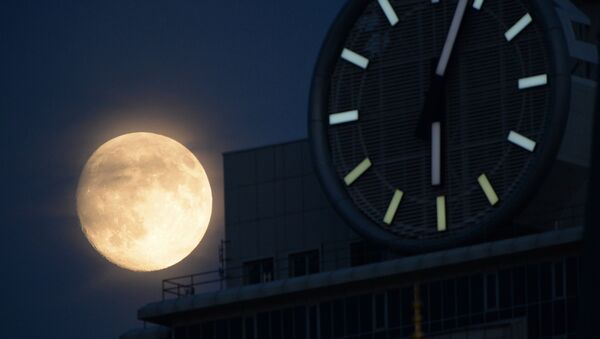 Ceas, lună plină, Groznîi. Полнолуние в Грозном - Sputnik Moldova-România