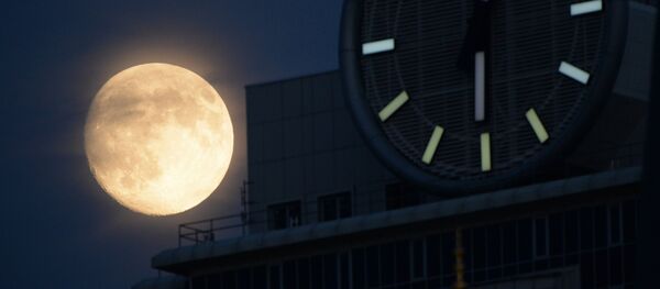 Ceas, lună plină, Groznîi. Полнолуние в Грозном - Sputnik Moldova-România
