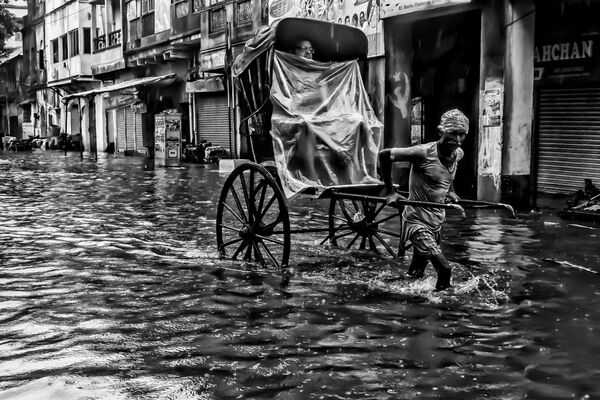 Снимок City Life in Rains фотографа Debarshi Mukherjee, вошедший в список финалистов конкурса Weather Photographer of the Year 2017 - Sputnik Молдова