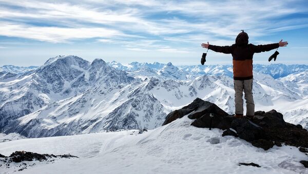 Турист на высоте 4400 метров в горах Эльбруса в Кабардино-Балкарии - Sputnik Moldova-România