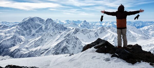 Турист на высоте 4400 метров в горах Эльбруса в Кабардино-Балкарии Турист на высоте 4400 метров в горах Эльбруса в Кабардино-Балкарии - Sputnik Moldova-România