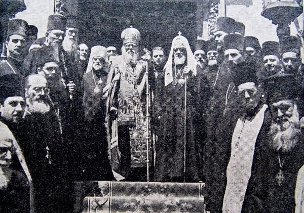 Patriarhii Nicodim şi Alexei, după slujbă, la intrarea în Palatul patriarhal din Bucureşti (1947) - Sputnik Moldova-România