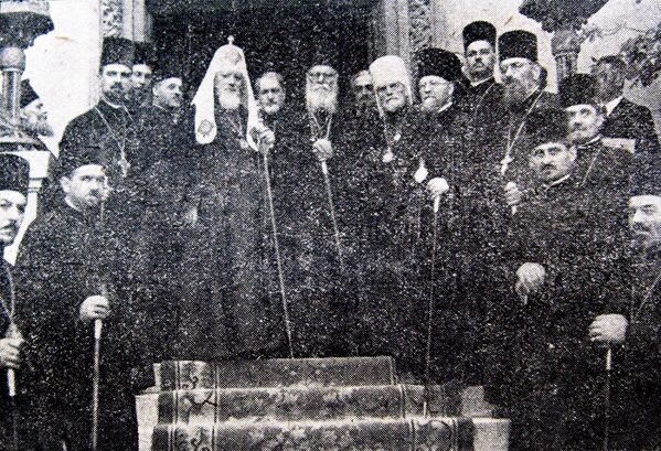 Patriarhii Nicodim şi Alexei la intrarea în Palatul patriarhal din Bucureşti (1947) - Sputnik Moldova-România
