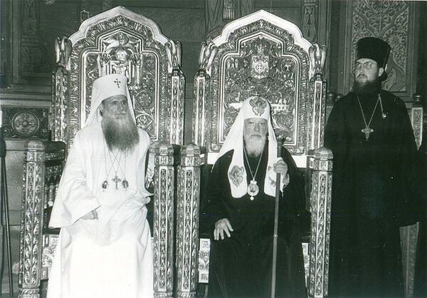 Cei doi patriarhi în scaunele arhiereşti din catedrala patriarhală (1962) - Sputnik Moldova-România