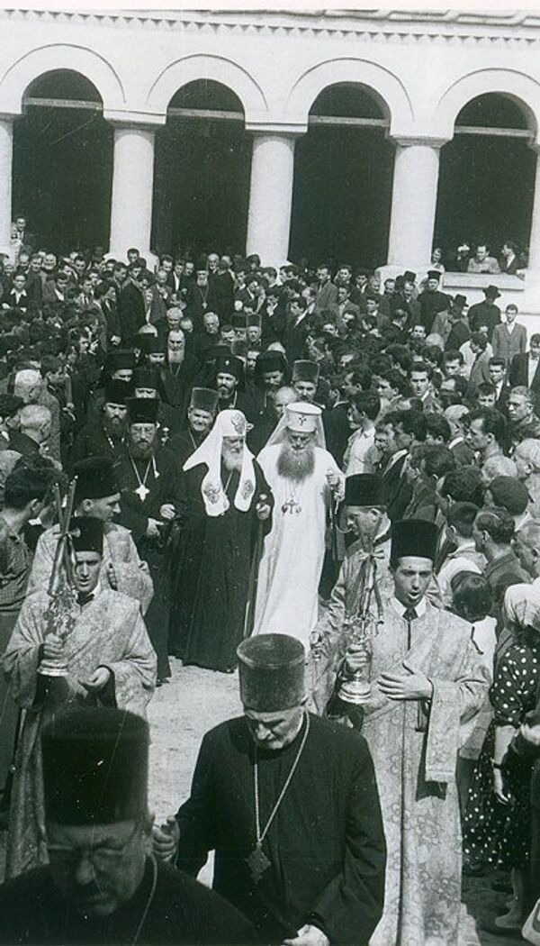 Cei doi patriarhi ieşind din catedrala patriarhală (1962) - Sputnik Moldova-România