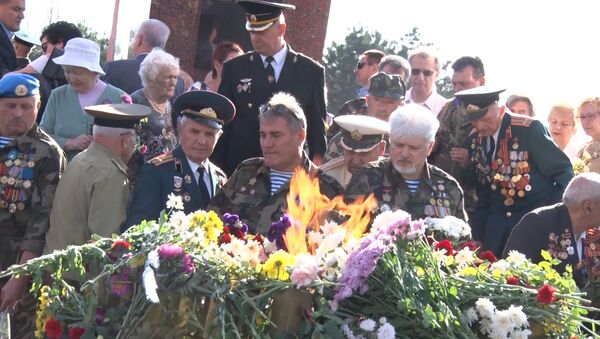 Цветы к Вечному Огню: Молдова отметила День освобождения от нацизма - Sputnik Молдова
