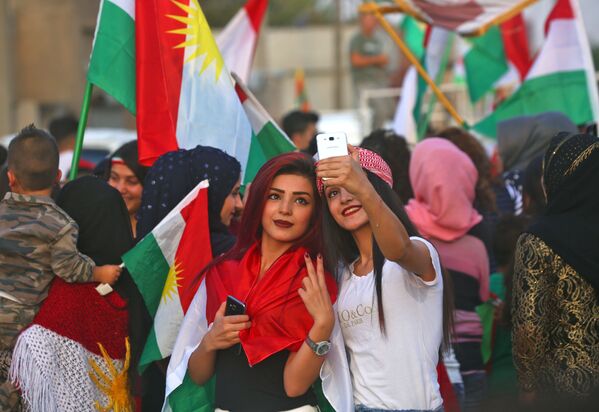 Курдские девушки во время референдума о независимости Иракского Курдистана - Sputnik Молдова