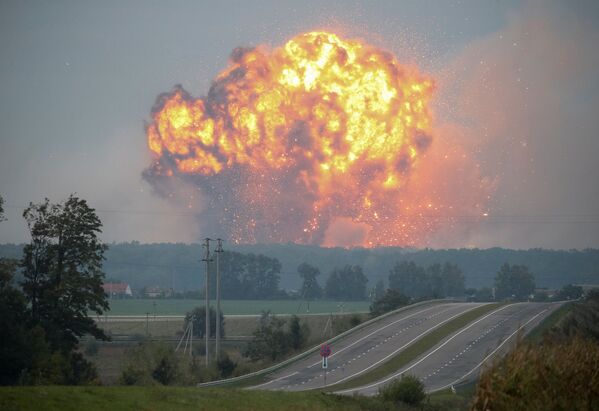 Пожар и взрывы на складах боеприпасов у города Калиновка Винницкой области, Украина - Sputnik Молдова