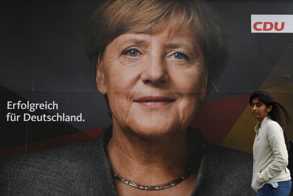 Плакат с изображением канцлера Германии, лидера Христианско-демократического союза Ангелы Меркель на одной из улиц Берлина накануне парламентских выборов в Германии - Sputnik Молдова