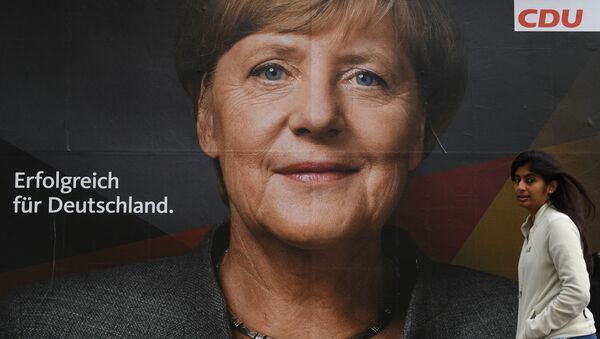 Плакат с изображением канцлера Германии, лидера Христианско-демократического союза Ангелы Меркель на одной из улиц Берлина накануне парламентских выборов в Германии - Sputnik Молдова