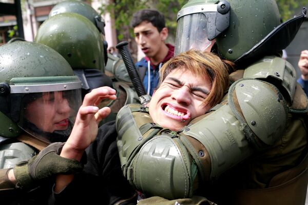 Столкновение демонстрантов с полицией во время митинга против изменений в системе образования в Сантьяго - Sputnik Молдова