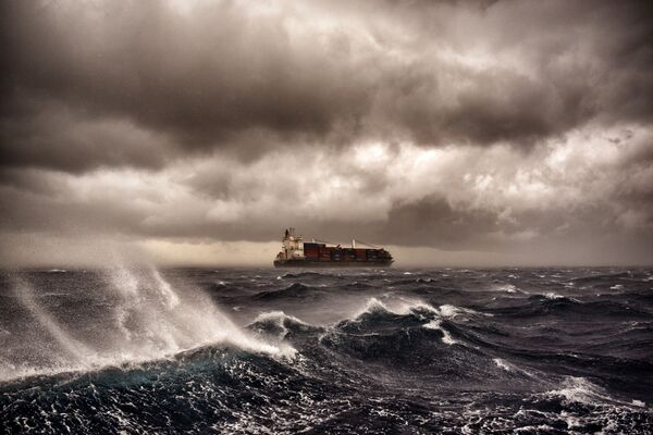 Грузовое судно во время шторма в Средиземном море неподалеку от Мальты - Sputnik Молдова