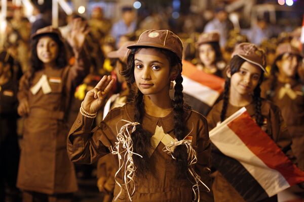 Девочки-скауты на параде в честь годовщины революции 1962 года в Сане, Йемен - Sputnik Молдова