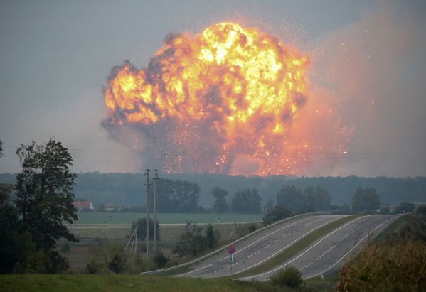 Дым и пламя поднимаются над горящим складом боеприпасов в Винницкой области, Украина - Sputnik Молдова