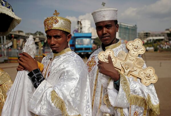 Эфиопский православный священник несет крест в память об обретении креста, на котором был распят Иисус Христос, во время фестиваля на площади Мескель в Аддис-Абебе, Эфиопия - Sputnik Молдова