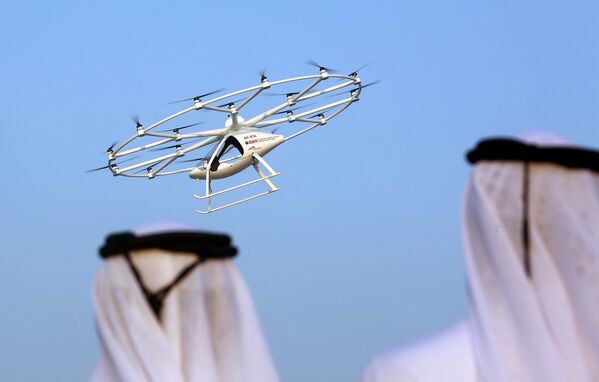 Мужчины смотрят на воздушное такси в Дубае, Объединенные Арабские Эмираты - Sputnik Молдова