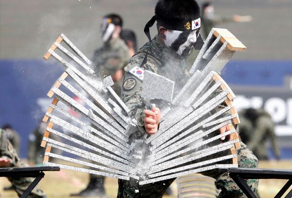 Члены отряда спецназначения демонстрируют свои навыки в традиционном корейском боевом искусстве тэйквондо в Пхеньгаке, Южная Корея - Sputnik Молдова