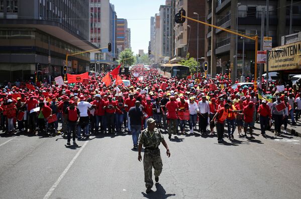 Массовые акции протеста организовал Конгресс южноафриканских профсоюзов, настаивающий на общенациональной забастовке в знак протеста против коррупции в Йоханнесбурге, Южная Африка - Sputnik Молдова