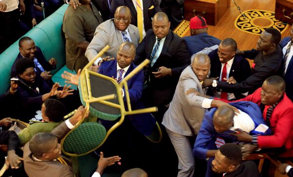 Драка в парламенте Уганды произошла из-за законопроекта о внесении изменений в Конституцию страны. Кампала, Уганда - Sputnik Молдова
