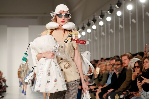 Модель представляет коллекцию британского дизайнера Джона Гальяно  во время Недели высокой моды в Париже, Франция - Sputnik Молдова