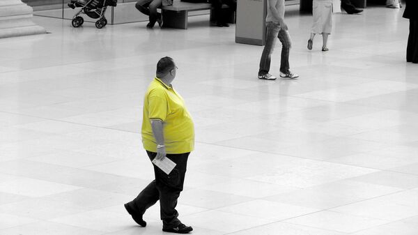 Fat man in yellow - Sputnik Moldova-România