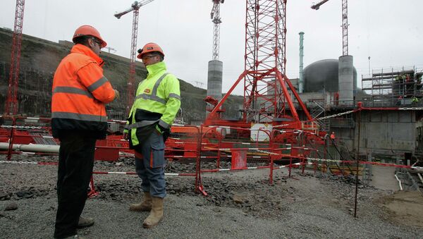 Workers are seen on a construction site of France's first new generation nuclear reactor in Flamanville, northwestern France, Friday, Feb. 6, 2009. The new so-called European Pressurized Reactors (EPR) plant on the Normandy coast, will be operational in 2012. - Sputnik Молдова