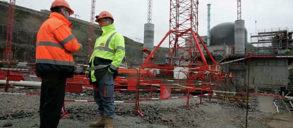 Workers are seen on a construction site of France's first new generation nuclear reactor in Flamanville, northwestern France, Friday, Feb. 6, 2009. The new so-called European Pressurized Reactors (EPR) plant on the Normandy coast, will be operational in 2012. - Sputnik Молдова
