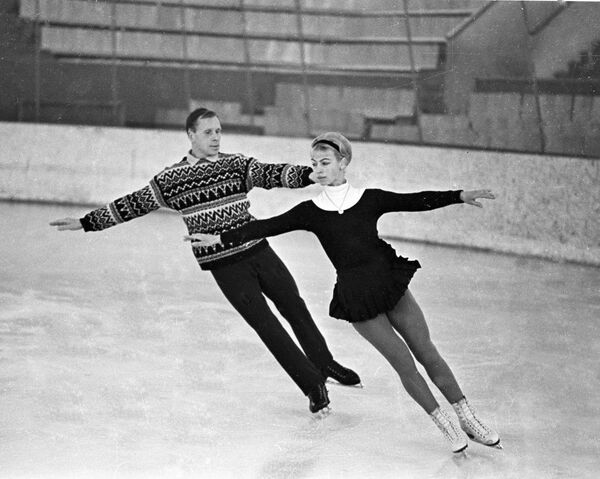 Людмила Белоусова (справа) и Олег Протопопов (слева) - Sputnik Молдова