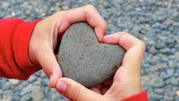 Каменное сердце в руках ребенка - Sputnik Молдова
