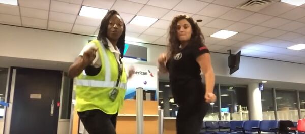 Танец опоздавшей на рейс женщины взорвал интернет - Sputnik Молдова