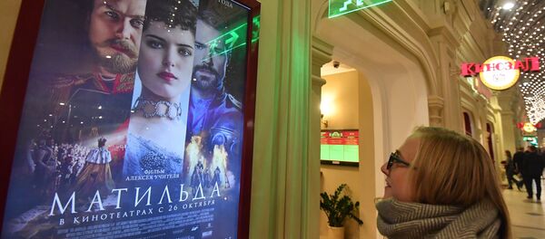 Афиша фильма Матильда в московском ГУМе Афиша фильма Матильда в московском ГУМе - Sputnik Молдова