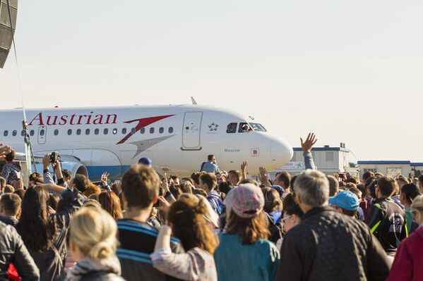 Гости с восторгом наблюдали за показательными полетами, следили за взлетами и посадками пассажирских авиалайнеров, восхищались маневренностью и воздушными пируэтами летчиков-асов - Sputnik Молдова