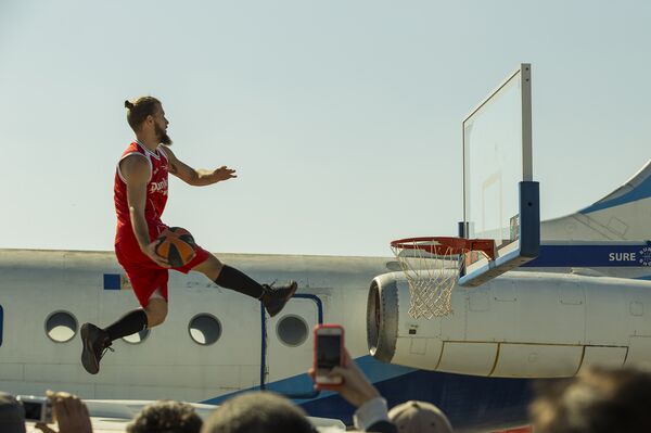 Выступление акробатов Dunking Devils на авиашоу в Международном аэропорту Кишинева Выступление акробатов Dunking Devils на авиашоу в Международном аэропорту Кишинева - Sputnik Молдова