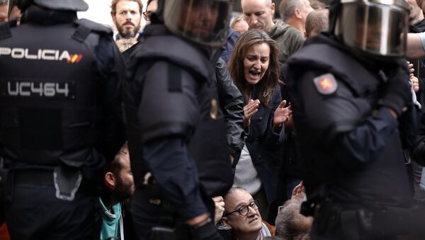 ФЛ People protest and sit in front of Spanish police officers after the seizing ballot-boxes in a polling station in Barcelona, on October 1, 2017, on the day of a referendum on independence for Catalonia banned by Madrid. - Sputnik Moldova-România