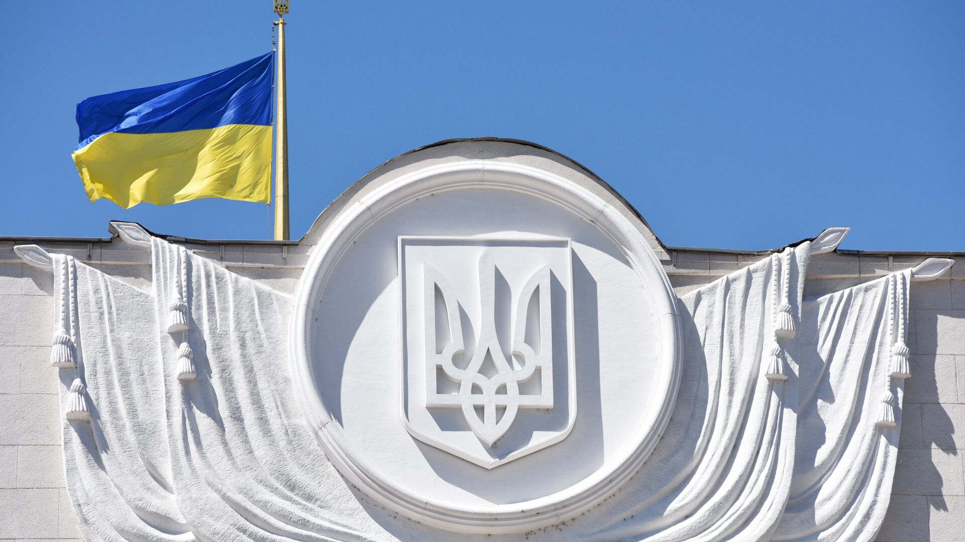 Флаг Украины на здании Верховной рады в Киеве - Sputnik Moldova-România, 1920, 29.03.2022