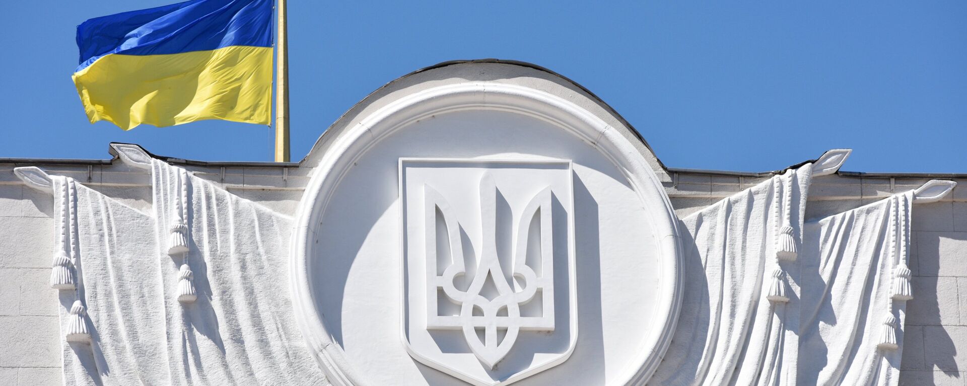 Флаг Украины на здании Верховной рады в Киеве - Sputnik Moldova-România, 1920, 24.01.2022