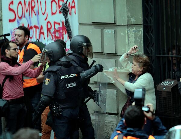 Proteste în Catalonia în urma interzicerii referendumului Proteste în Catalonia în urma interzicerii referendumului - Sputnik Moldova-România