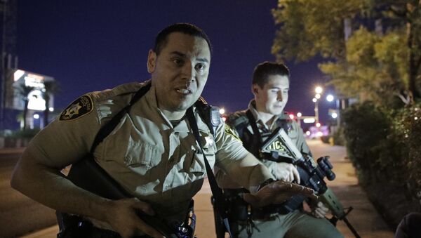 Ofițerii de poliție în apropierea stațiunii Mandalay Bay și a cazinoului din Las Vegas Strip - Sputnik Moldova-România