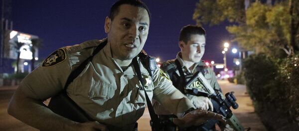 Ofițerii de poliție în apropierea stațiunii Mandalay Bay și a cazinoului din Las Vegas Strip Ofițerii de poliție în apropierea stațiunii Mandalay Bay și a cazinoului din Las Vegas Strip - Sputnik Молдова