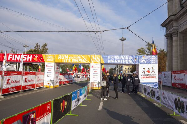Cei 17 000 de participanți la a treia ediție a Maratonului Internațional Chișinău au rămas cu amintiri de neuitat în urma acestui eveniment - Sputnik Moldova