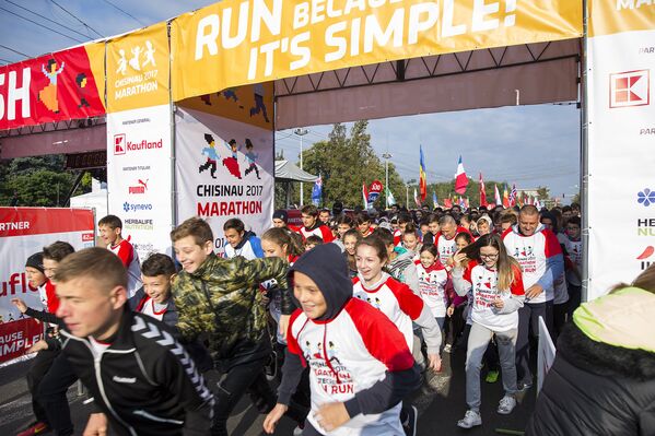 Organizatorii maratonului își exprimă în mod deosebit recunoștința față de alergătorii care au avut curajul să parcurgă întreaga distanță - Sputnik Moldova